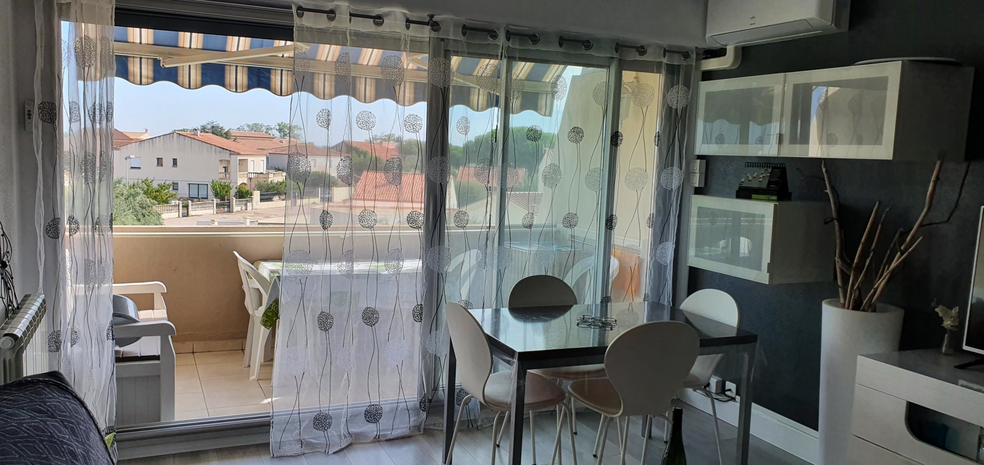 SALON AVEC VUE SUR BALCON