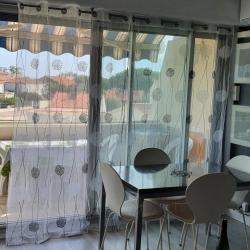 SALON AVEC VUE SUR BALCON